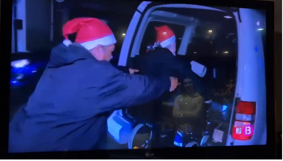 Los taxistas pasean a ancianos para ver las luces de Navidad